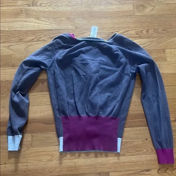 Chic V-Neck Sweater with Pink Trim - Picture 5 of 8